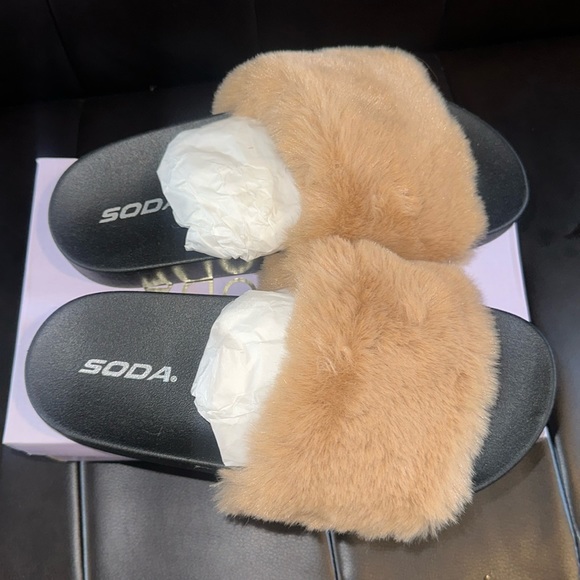 Female fury sandals. Size 7 US - Picture 1 of 3